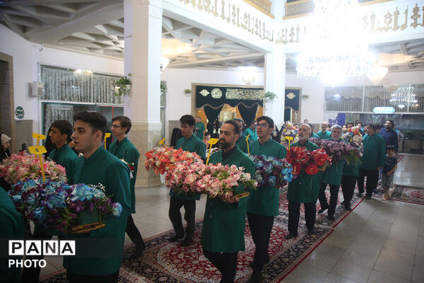 گل آرایی ضریح مطهر حضرت معصومه(س) در شب میلاد امام رضا(ع)