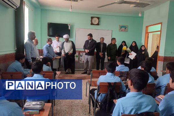 تجلیل از مدیر و کارکنان مدرسه نمونه رازی سعدآباد