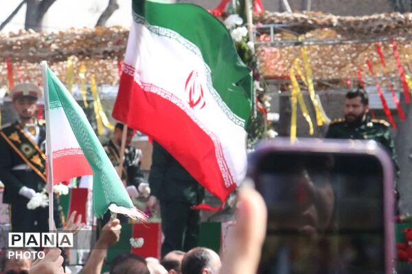  حلما با عروسک‌ها سوگ خانواده شهیدش را در آغوش کشید