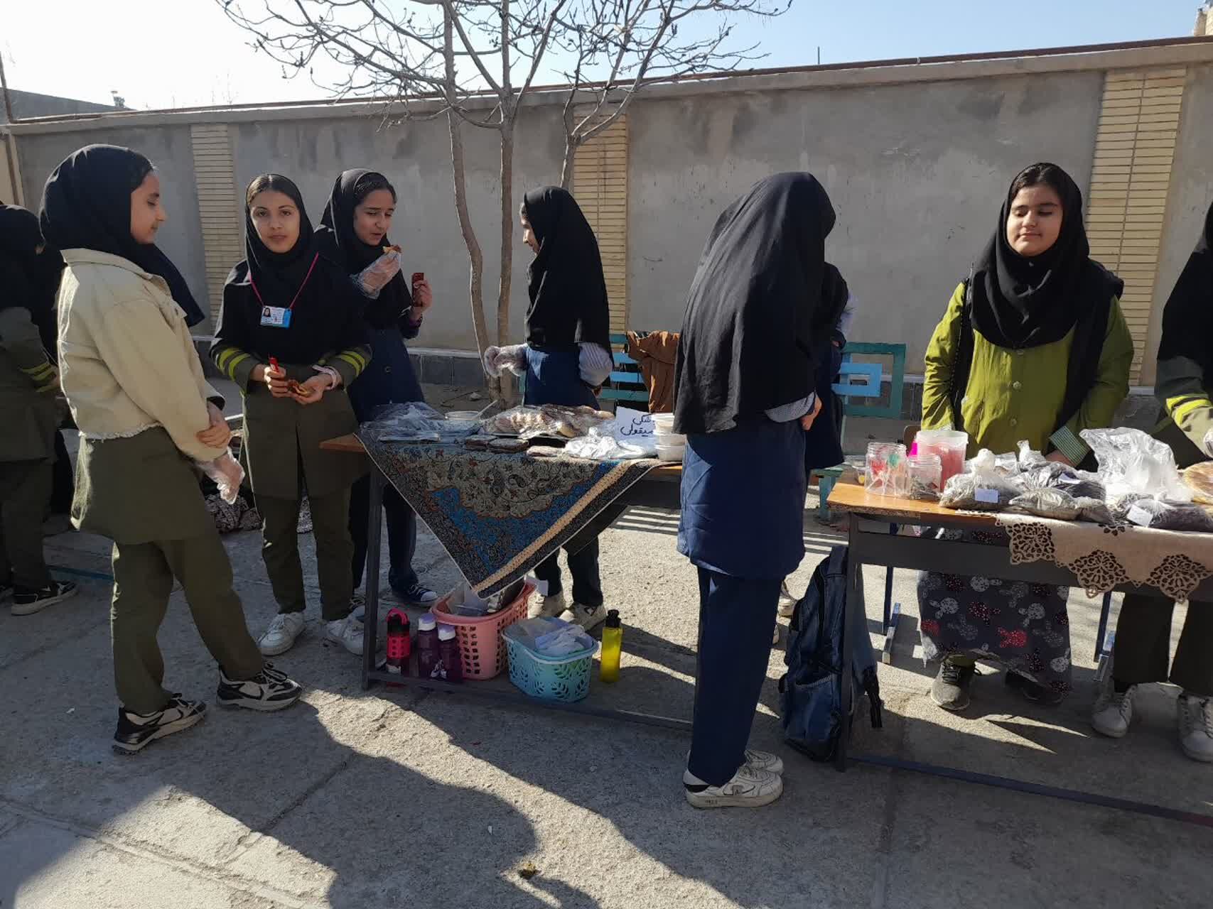 برپایی بازارچه مدرسه‌ای به‌مناسبت دهه فجر در آموزشگاه دخترانه شهید حسن زاده خانلق