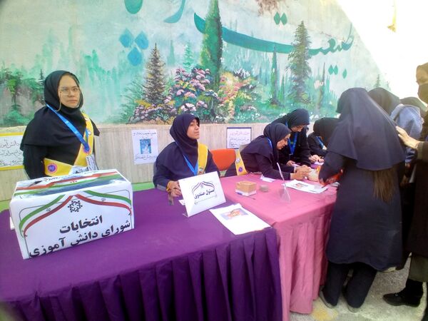انتخاب نمایندگان شورای دانش‌آموزی در دبیرستان شاهد تکتم ناحیه سه