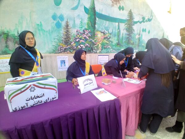 انتخاب نمایندگان شورای دانش‌آموزی در دبیرستان شاهد تکتم ناحیه سه
