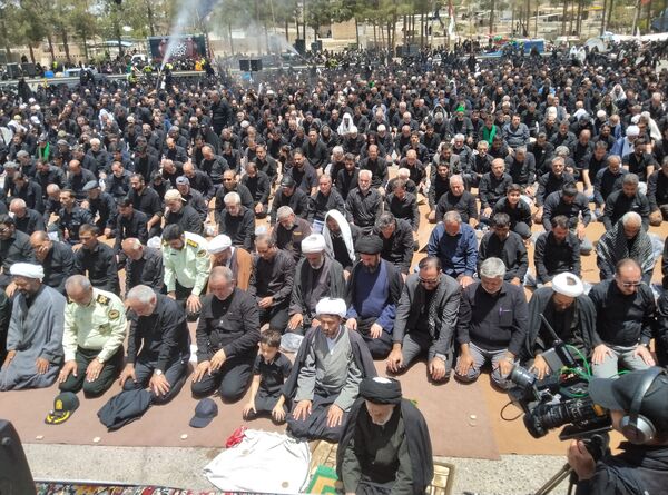 اقامه نماز ظهر عاشورا در قتلگاه بیرجند 