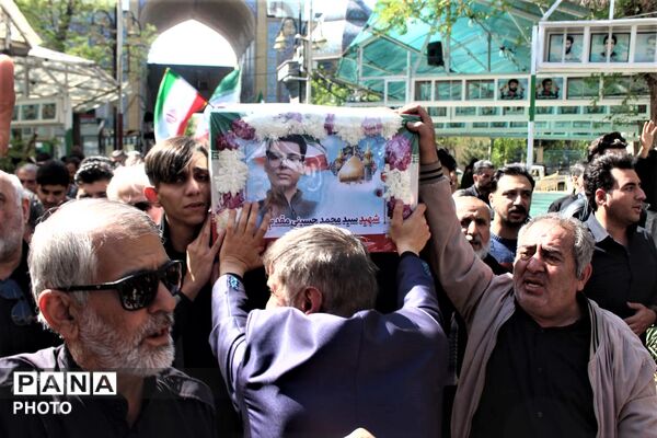 آیین تشییع پیکر دانش‌آموز شهید «سید محمد حسینی مقدم»