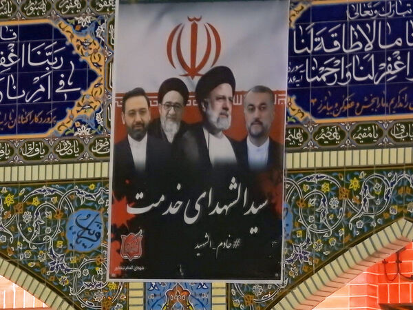 اجتماع بزرگ عزاداران شهدای خدمت در گلزار شهدای نیشابور