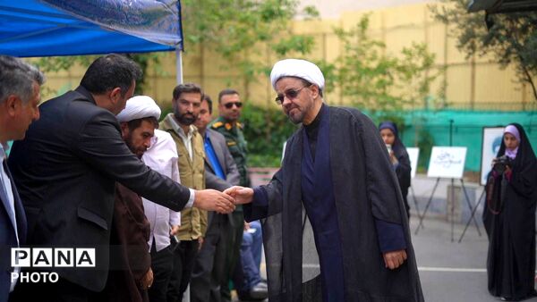 آیین گلباران محل شهادت شهید مرتضی مطهری با حضور مجید پارسا در منطقه ۱۲