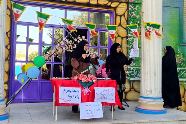جشن جوانه ها در دبیرستان الهام شریعت کهریزک 