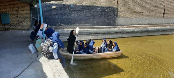 بازدید دانش‌آموزان مدرسه شهید خاقانی از گلخانه پیشه‌وران شیروان