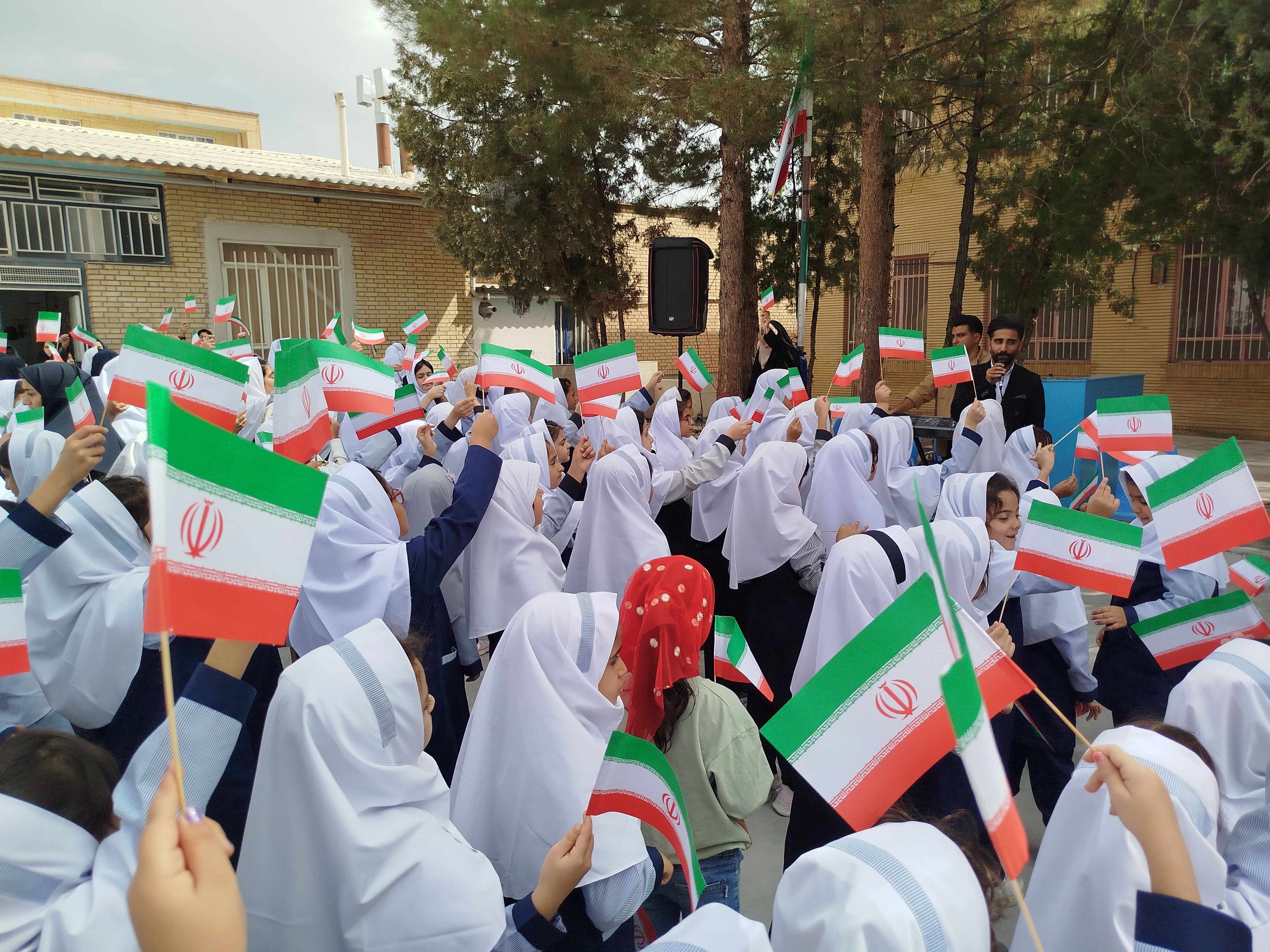 زنگ مهر در دبستان دخترانه سما با حضور مسئولان آموزش و پرورش و دانشگاه آزاد اسلامی کاشمر 