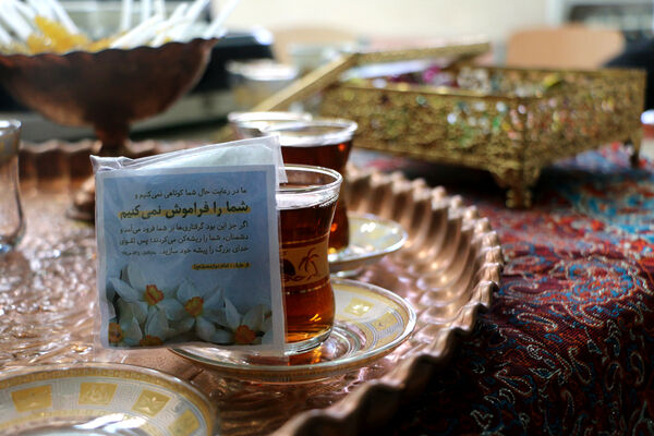 جلوه‌هایی از انس و ارادت دختران دانش‌آموز مدرسه انقلاب اسلامی۲ قم به شهیدان