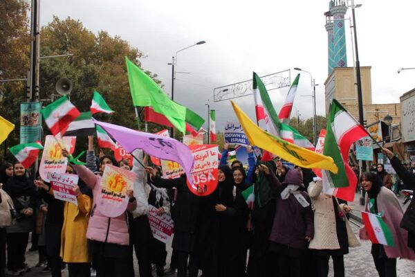 حضور دانش‌آموزان زنجانی در راهپیمایی روز ۱۳ آبان 