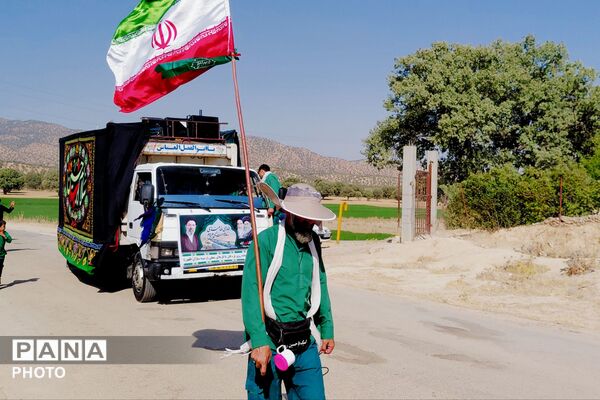 کاروان پیاده لردگان در مسیر کربلای حسینی از روستای سرسبز پل‌بریده عبور کرد