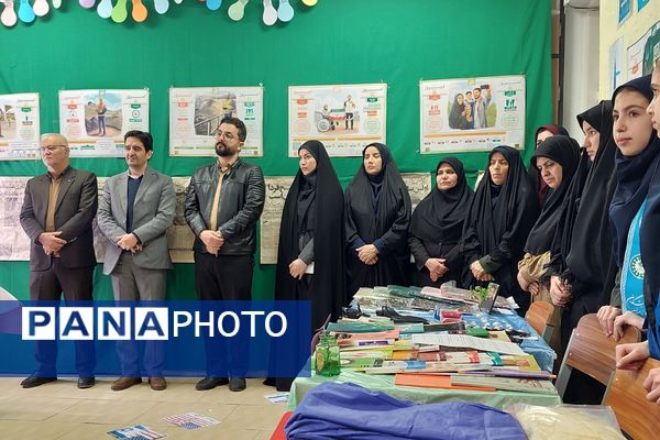 افتتاحیه نمایشگاه «مدرسه انقلاب» در مدرسه شهید شرافت بهارستان‌دو