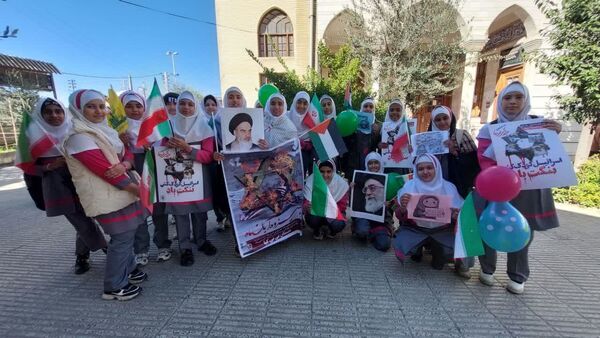 دانش آموزان دبستان بی بی کیا در راهپیمایی ۱۳ آبان