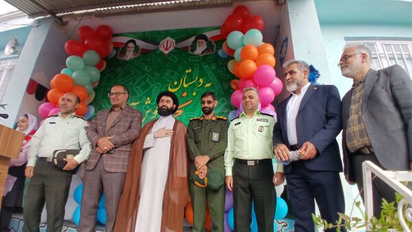 نواختن زنگ مهر در دبستان نجمه شهرستان فیروزکوه