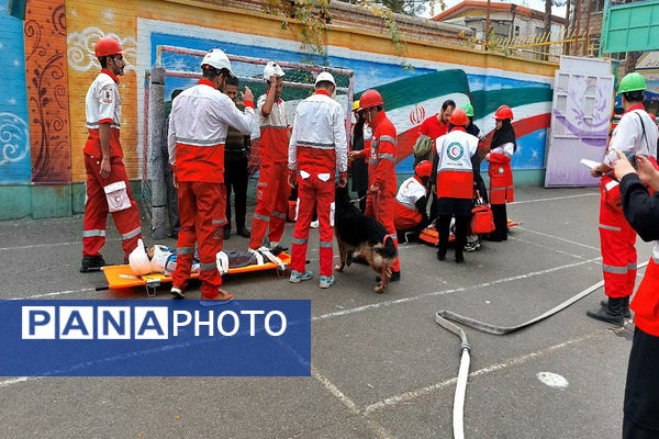 مانور زلزله در مدارس پیشوا «با شعار مدرسه ایمن، جامعه تاب آور»