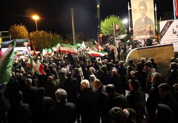 مشتها گره کرده؛به یاد آن مشت گره کرده