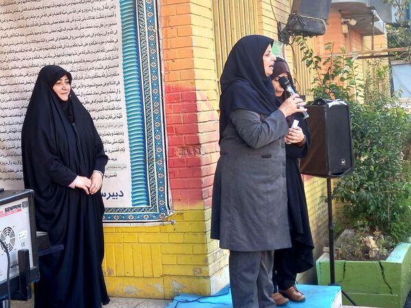نواختن زنگ آغاز سال تحصیلی در دبیرستان سیزده آبان 