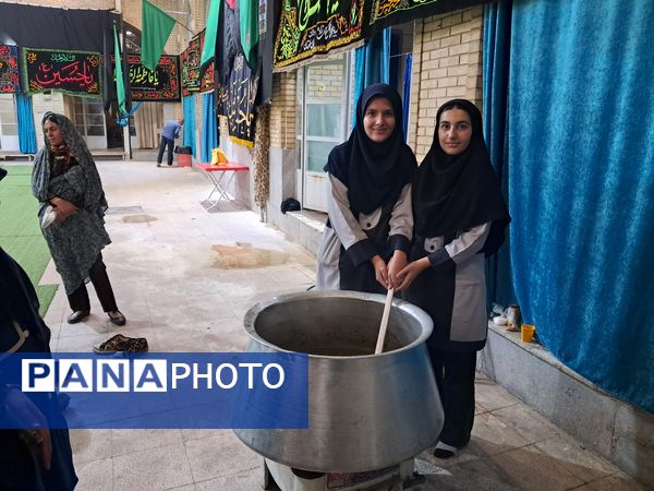 مراسم پخت نذری توسط دانش‌آموزان شیرازی به همت مجموعه تربیت علوی خواهران