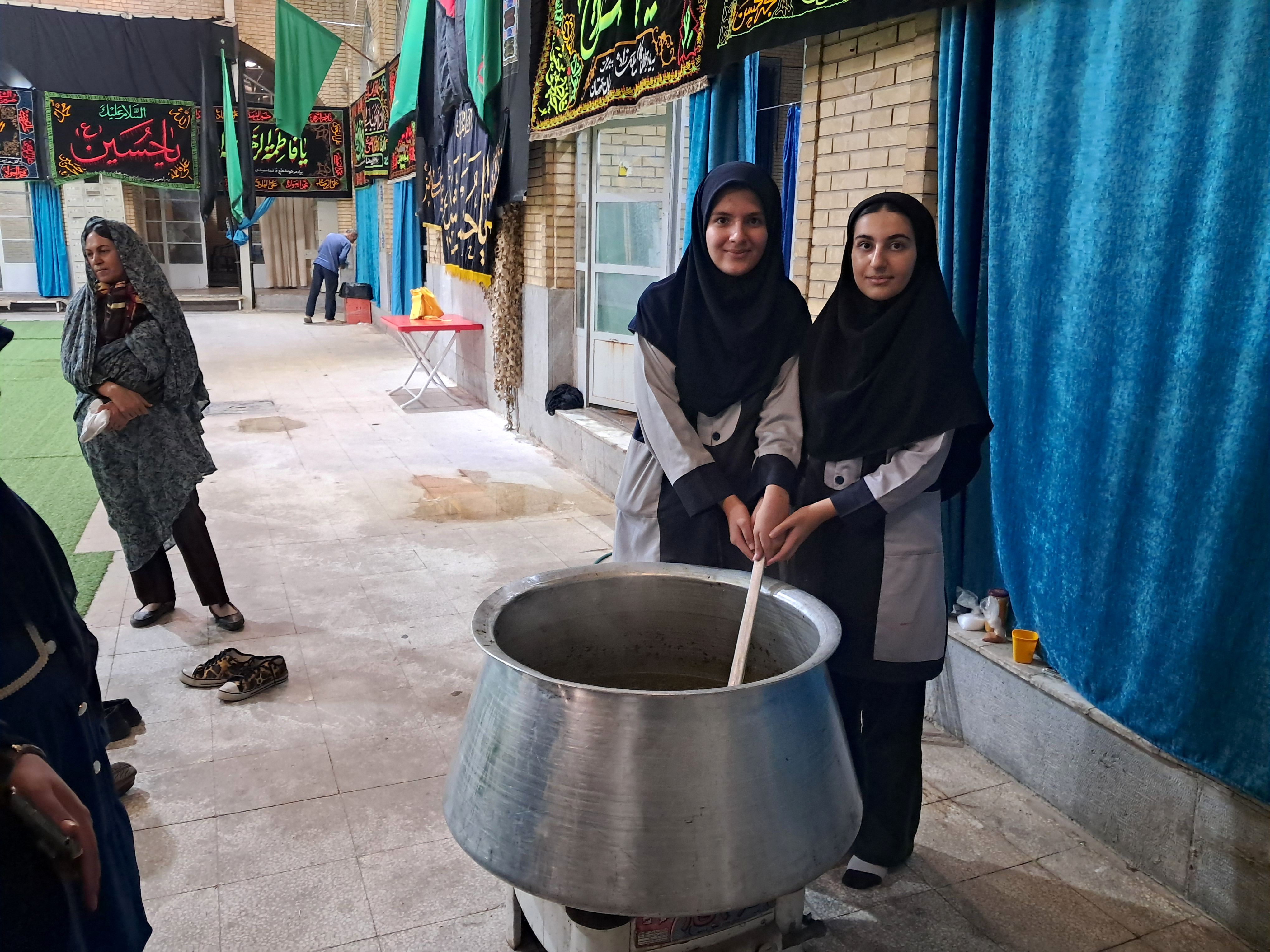 مراسم پخت نذری توسط دانش‌آموزان شیرازی به همت مجموعه تربیت علوی خواهران