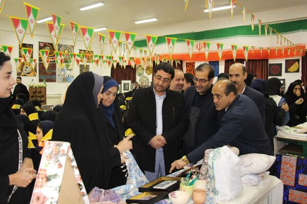 افتتاح نمایشگاه شکوفایی هنر و مهارت زنان و دختران هنرستان استاد شهریار 