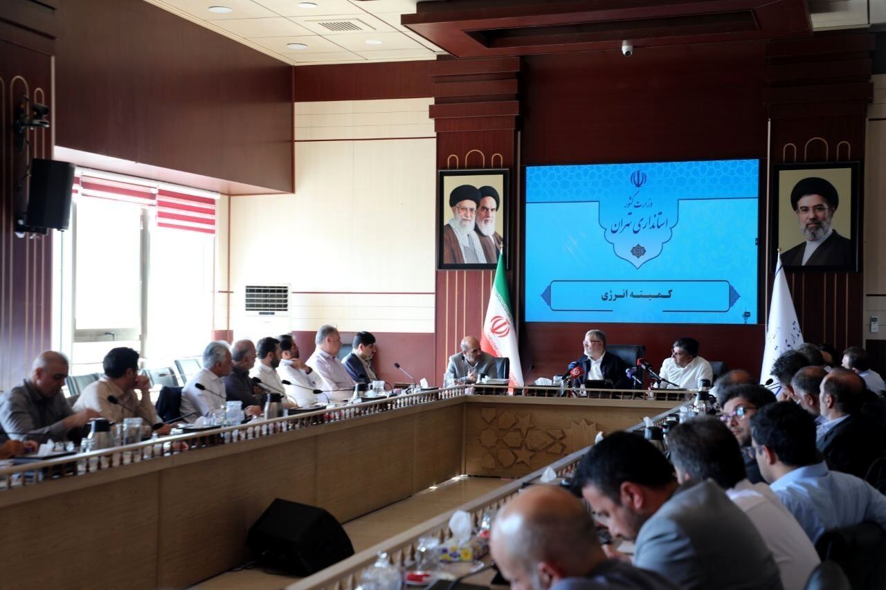 تأکید استاندار تهران بر رفع فوری موانع سرمایه‌گذاری در انرژی‌های تجدیدپذیر