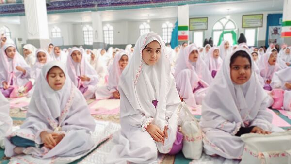 جشن تکلیف ۵۰۰ دانش‌آموز دختر شهرستان قلعه گنج