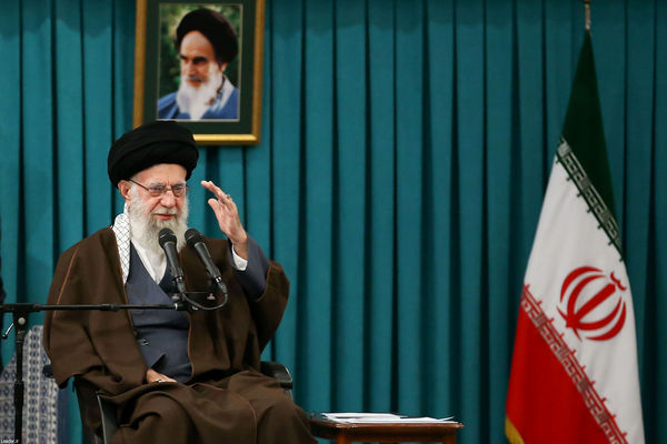 دیدار جمعی از رأی اولی‌ها و خانواده‌های شهدا با رهبر انقلاب اسلامی