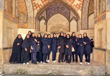 بازدید علمی دانش‌آموزان دبیرستان دهخدا از باغ تاریخی فین کاشان