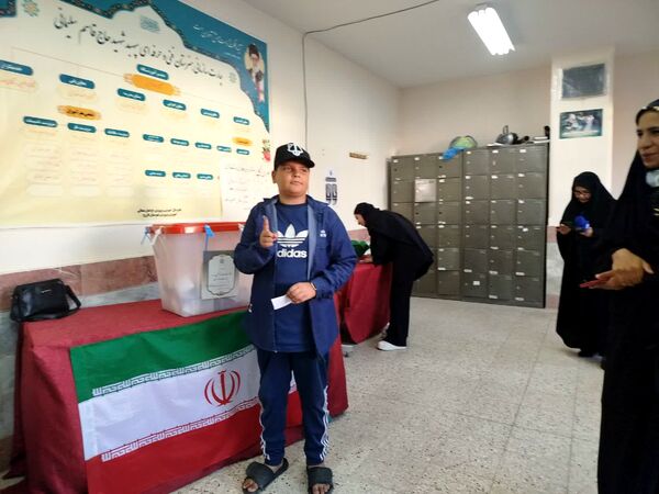 مردم شهرستان فاروج همدل و یکصدا پای صندوق‌های رأی 