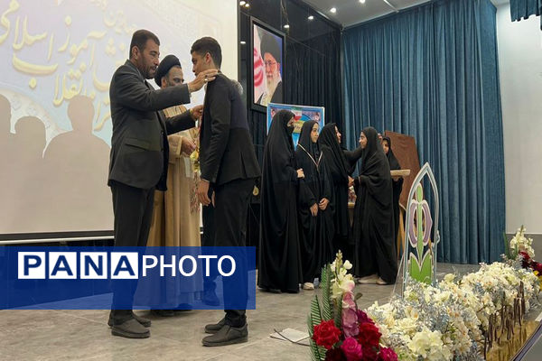 تجلیل از دانش‌آموزان تراز انقلاب اسلامی استان بوشهر