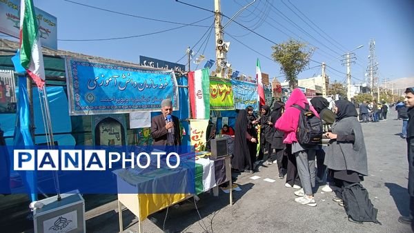 غرفه‌های سازمان دانش‌آموزی در راهپیمایی ۱۳ آبان یاسوج میزبان نوجوانان شدند