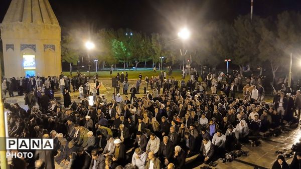 شبی بارانی و ملکوتی در تویسرکان؛ اقامه نماز استغاثه در جوار آرامگاه حیقوق نبی