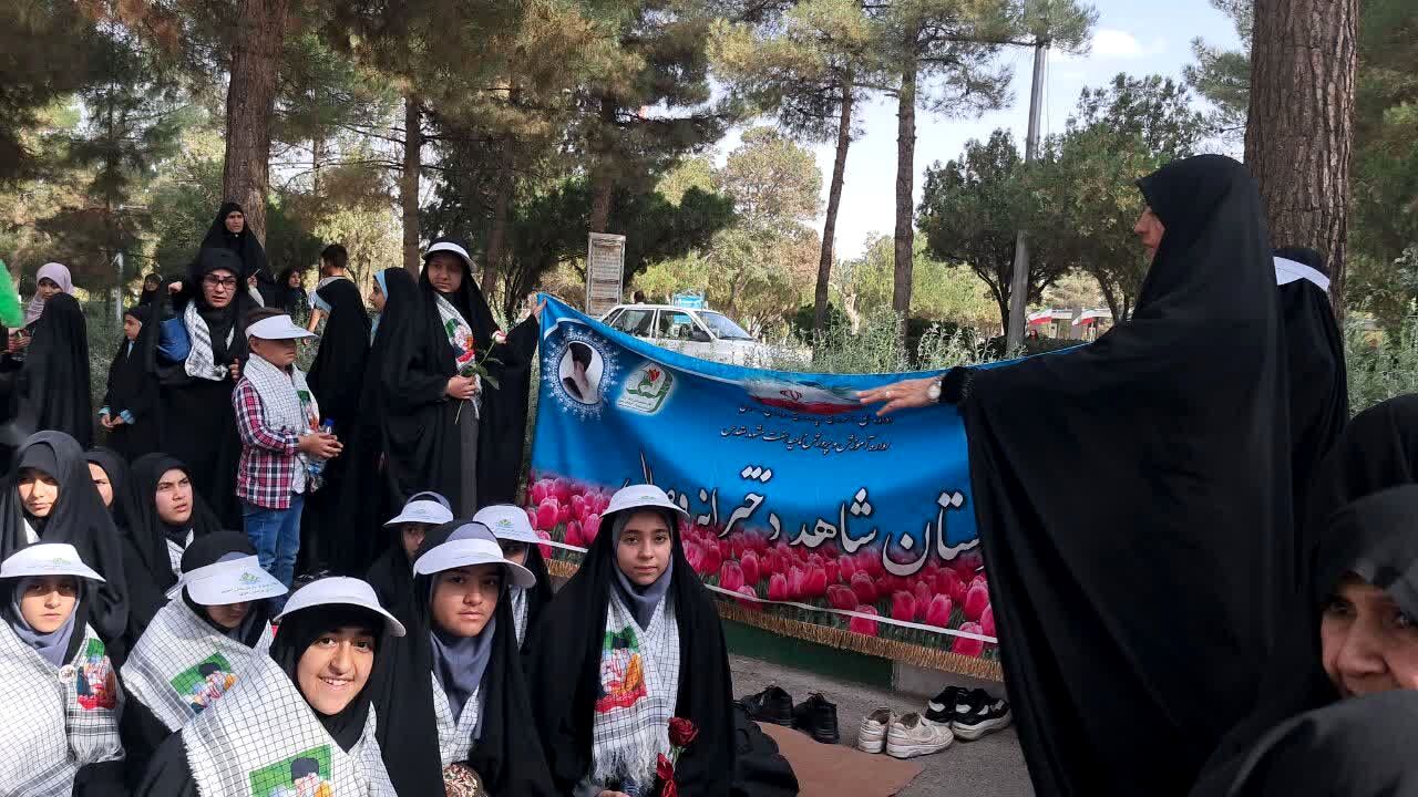 عطرافشانی گلزار شهدا توسط دانش‌آموزان مشهدی