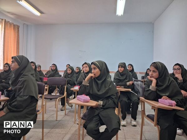 همگامی مدرسه و خانواده در کارگاه آموشی دبیرستان نمونه وکیلی ۱۰