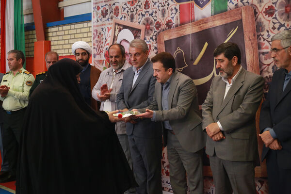 نواخته شدن زنگ سپاس معلم در مدارس ناحیه یک تبریز