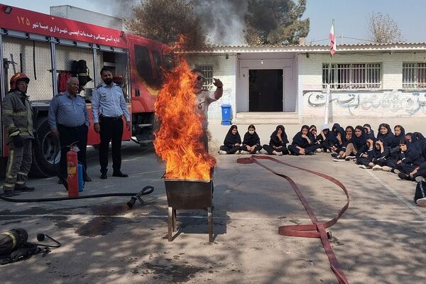 آموزش اصول اولیه آتش‌نشانی در مدرسه زکیه صباشهر