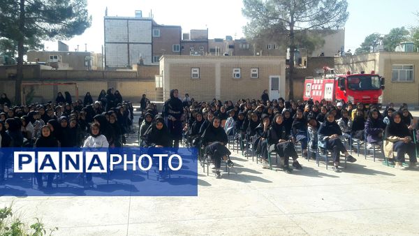 هفته پدافند غیر عامل در دبیرستان دخترانه حضرت زینب (س)کاشمر