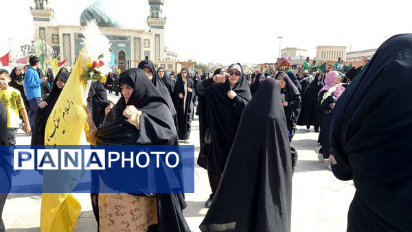 عشق و ارادت زائران حضرت معصومه(س) در قالب کاروان نمادین ورود ایشان به قم