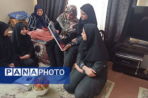 دیدار دانش‌آموزان  پیشتاز دبیرستان پویش دماوند با مادر شهید محمدخانی 