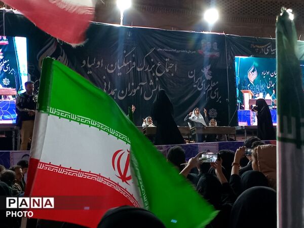 تجمع فرهنگیان و دانش‌آموزان همدان در میدان امام خمینی (ره) به مناسبت هفته معلم