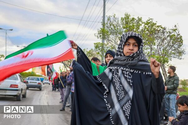 تشکیل زنجیره انسانی اطراف نیروگاه حرارتی برق مشهد