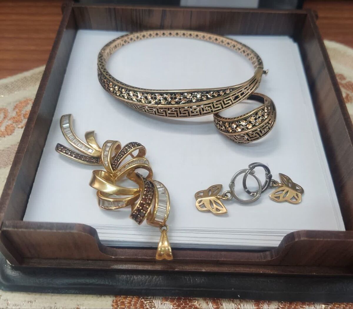  اهدای دو سرویس طلا از سوی آموزگاران مدرسه انصار قم به مردم لبنان و غزه

