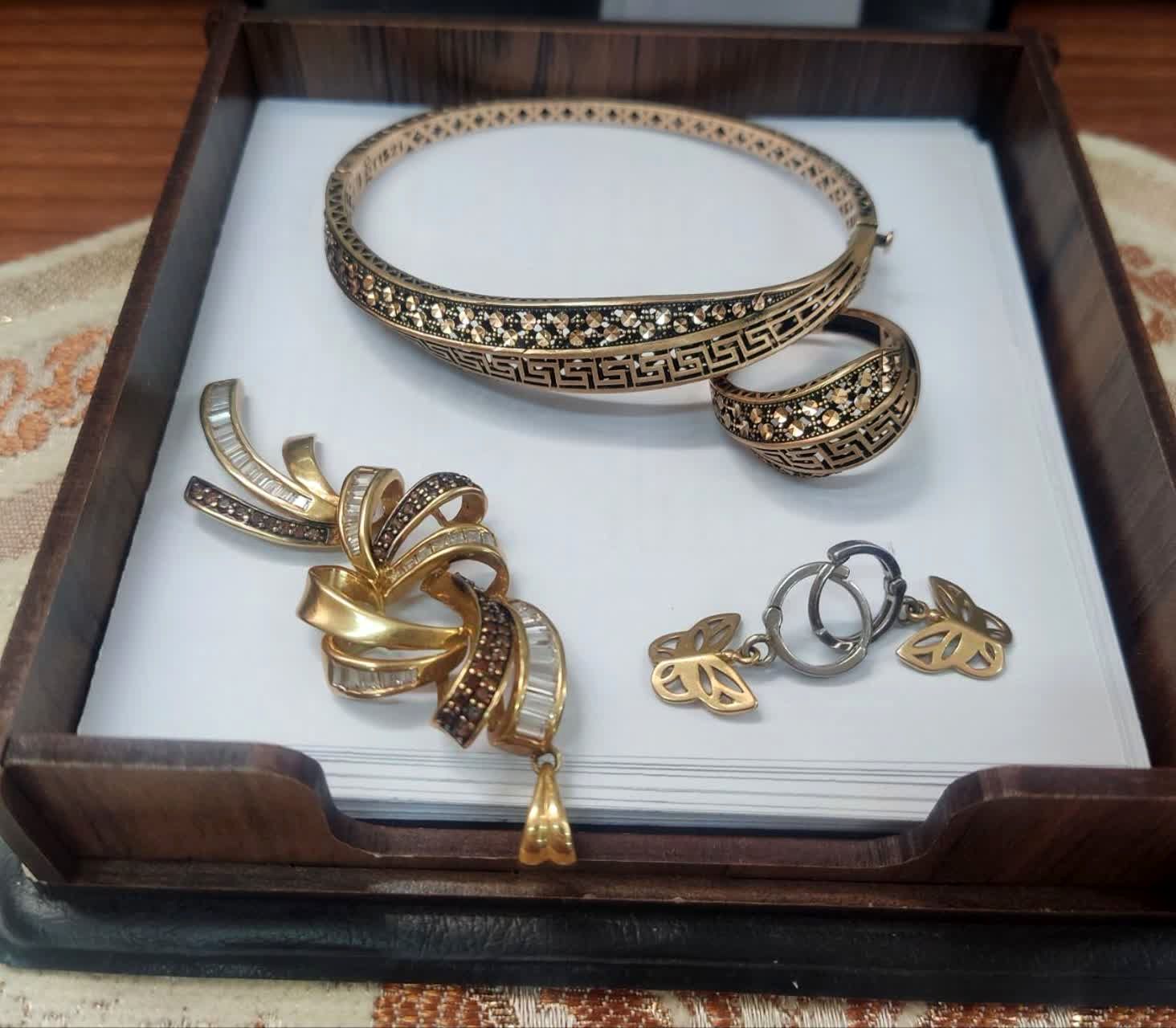  اهدای دو سرویس طلا از سوی آموزگاران مدرسه انصار قم به مردم لبنان و غزه

