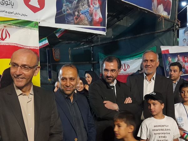 بازدید قائم‌مقام سازمان دانش‌آموزی از غرفه شهدای دانش‌آموز ورامین