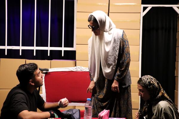 نمایش «در باران آمد» تا سوم مهرماه روی صحنه می‌رود