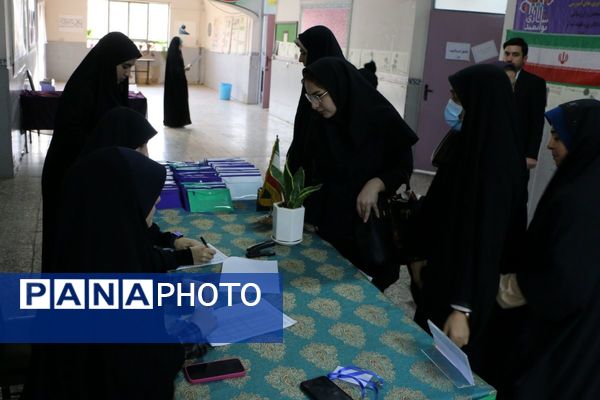 مسیر معلمی گامی در ارتقای مهارت‌های حرفه‌ای فرهنگیان ملارد