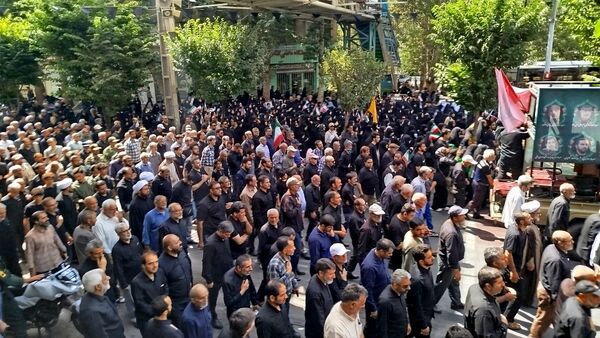 حضور باشکوه مردم کرج در مراسم تشییع جمعی از شهدا حمله رژیم صهیونیستی
