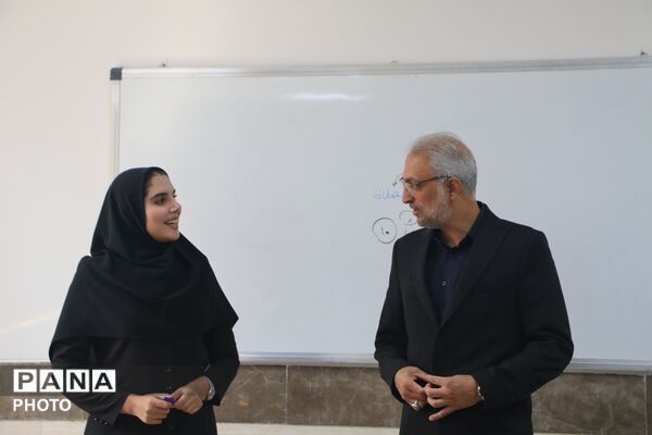 بازدید میدانی مدیر آموزش و پرورش ناحیه یک شهر ری از کلاس‌های درس دبستان هومایون تاج بازیار