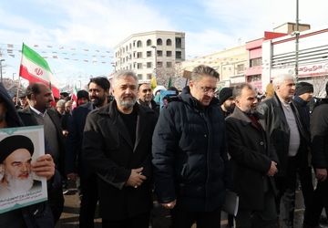 راهپیمایی ۲۲ بهمن ماه با حضور پرشور مردم حاضر در صحنه مشهد